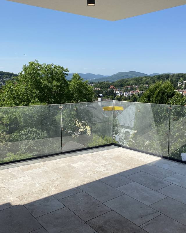 Fertiggestellte Dachterrasse mit Glasgeländer und Panoramablick