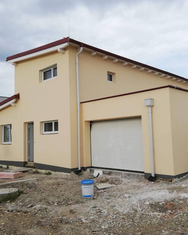Einfamilienhaus mit fertiggestellter Putzfassade und Garage