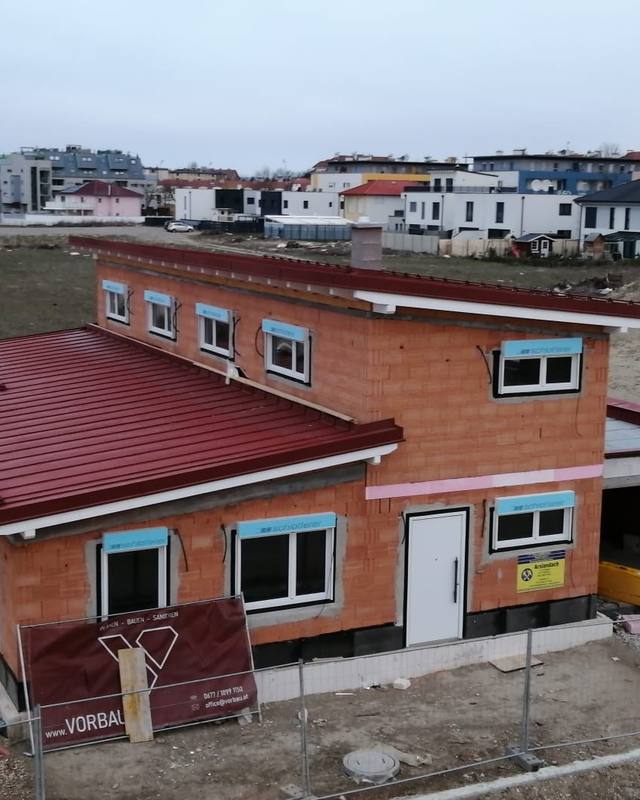 Fertiggestelltes Einfamilienhaus mit Ziegelfassade und Satteldach